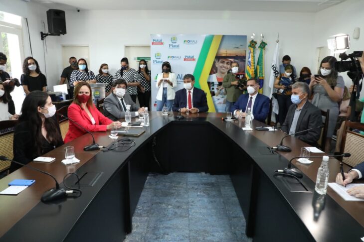 Governador assina contratos da PPP das Miniusinas de Energia Solar no Piauí